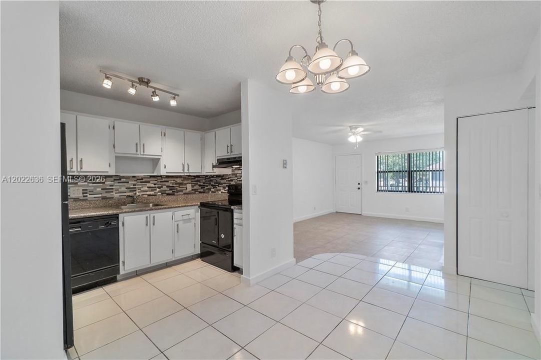 For Sale: $236,000 (2 beds, 2 baths, 870 Square Feet)