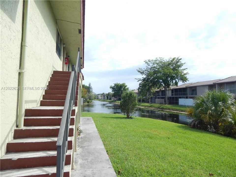 For Sale: $236,000 (2 beds, 2 baths, 870 Square Feet)