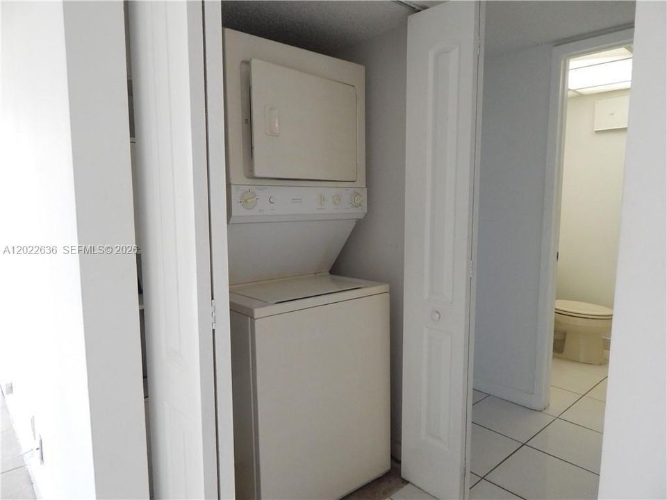 For Sale: $236,000 (2 beds, 2 baths, 870 Square Feet)