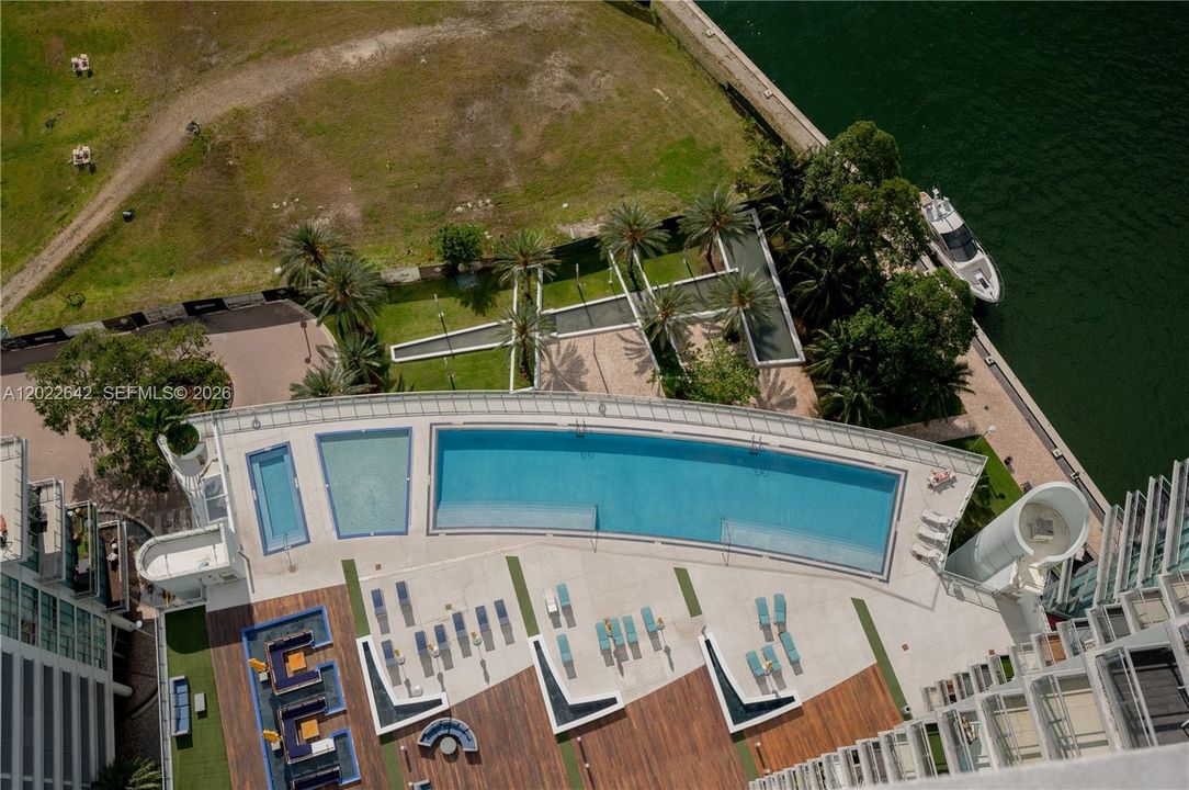 Под контрактом: $3,950 (2 спален, 2 ванн, 1118 Квадратных фут)