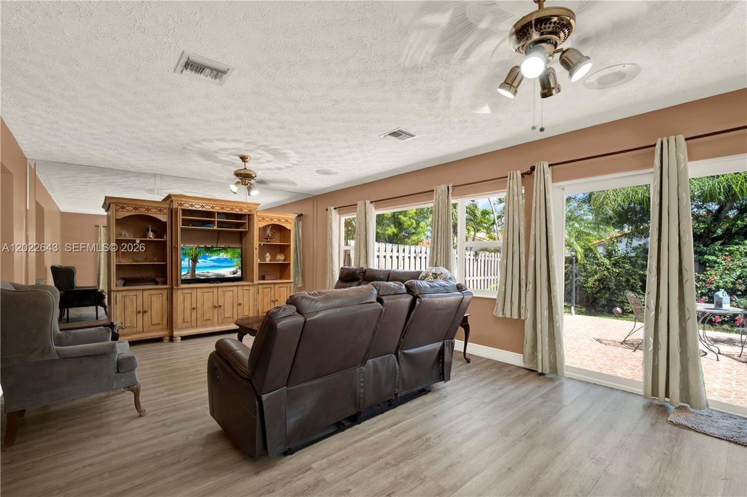 For Sale: $559,900 (3 beds, 2 baths, 1612 Square Feet)