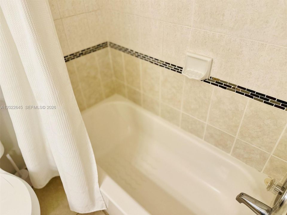Activo con contrato: $360,000 (3 camas, 2 baños, 1473 Pies cuadrados)