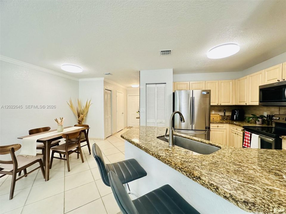 Activo con contrato: $360,000 (3 camas, 2 baños, 1473 Pies cuadrados)