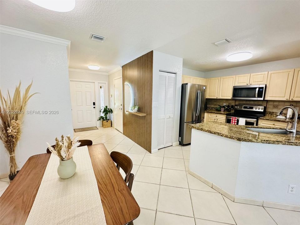 Activo con contrato: $360,000 (3 camas, 2 baños, 1473 Pies cuadrados)