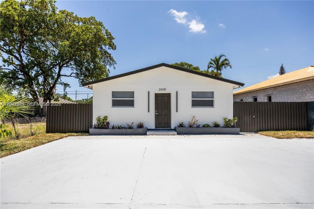 For Sale: $450,000 (4 beds, 2 baths, 1092 Square Feet)