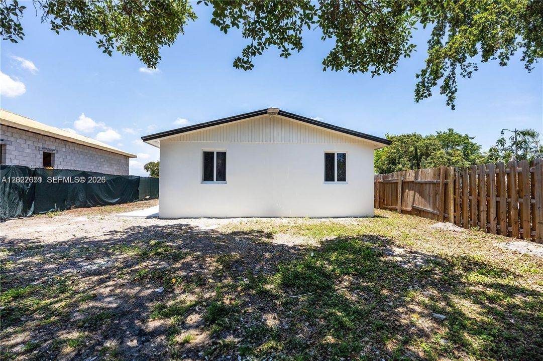 For Sale: $450,000 (4 beds, 2 baths, 1092 Square Feet)