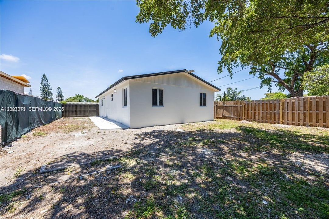 For Sale: $450,000 (4 beds, 2 baths, 1092 Square Feet)
