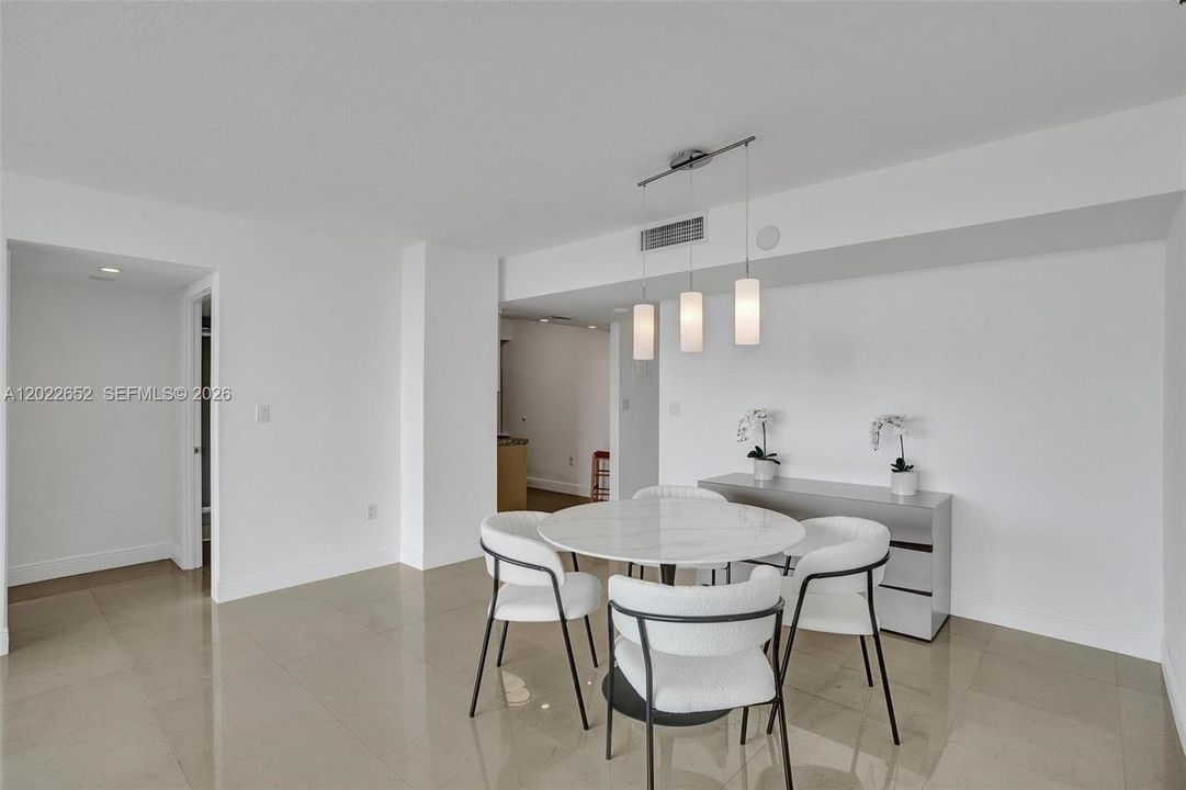 На продажу: $425,900 (2 спален, 2 ванн, 1033 Квадратных фут)