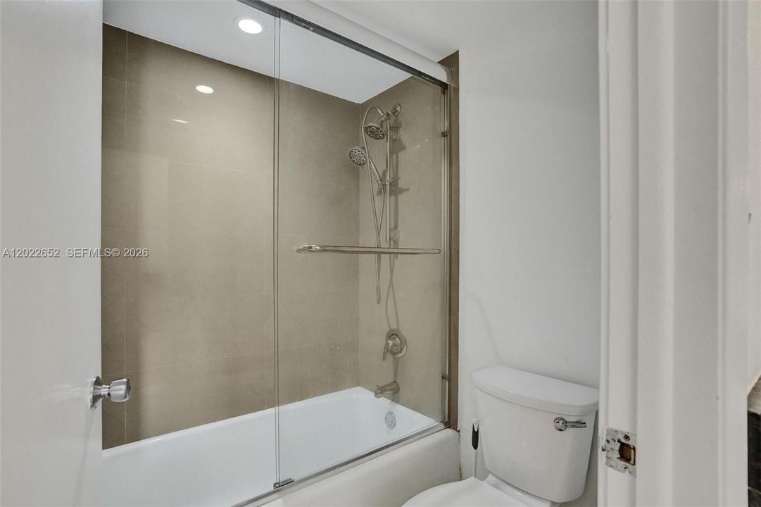 На продажу: $425,900 (2 спален, 2 ванн, 1033 Квадратных фут)