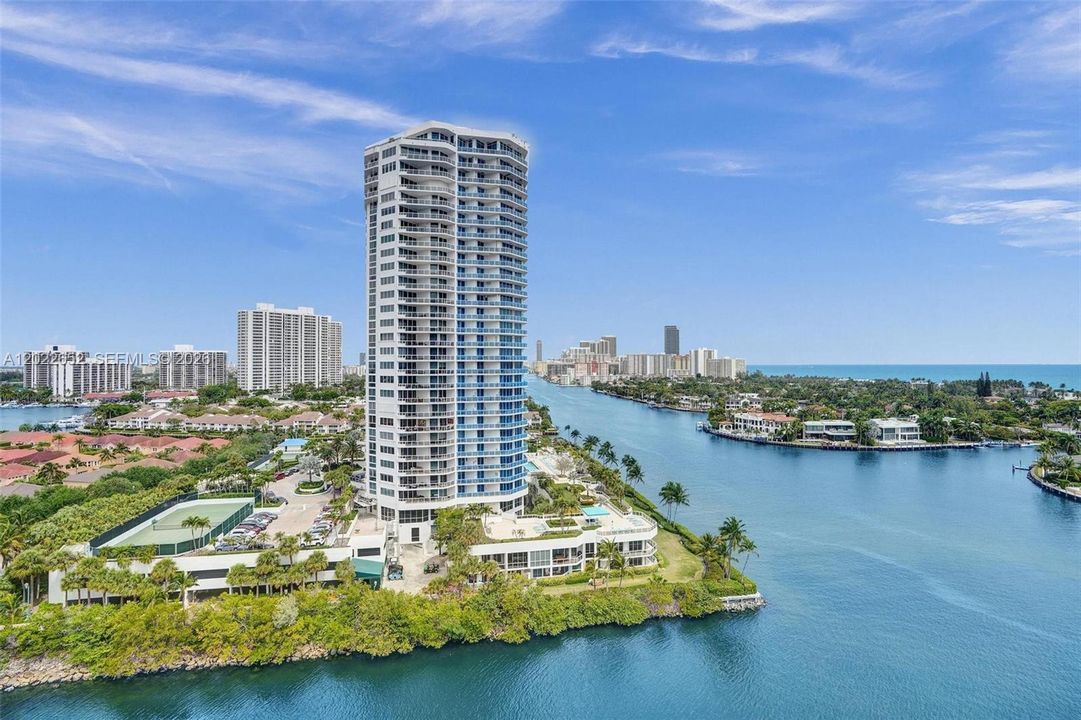 На продажу: $425,900 (2 спален, 2 ванн, 1033 Квадратных фут)