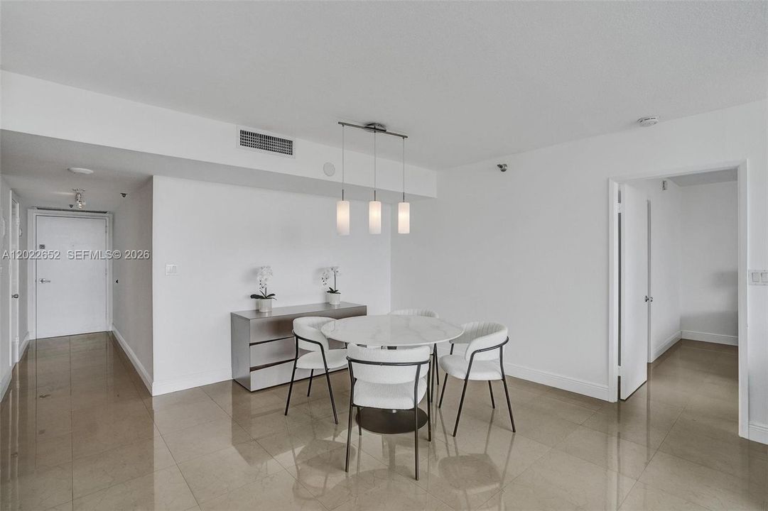 На продажу: $425,900 (2 спален, 2 ванн, 1033 Квадратных фут)