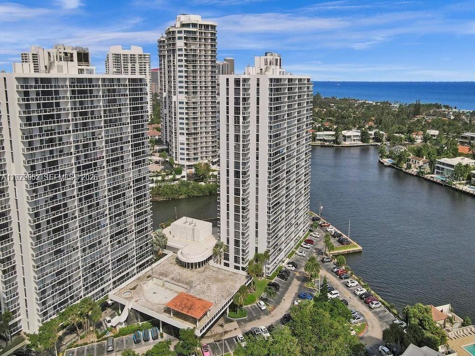 На продажу: $425,900 (2 спален, 2 ванн, 1033 Квадратных фут)