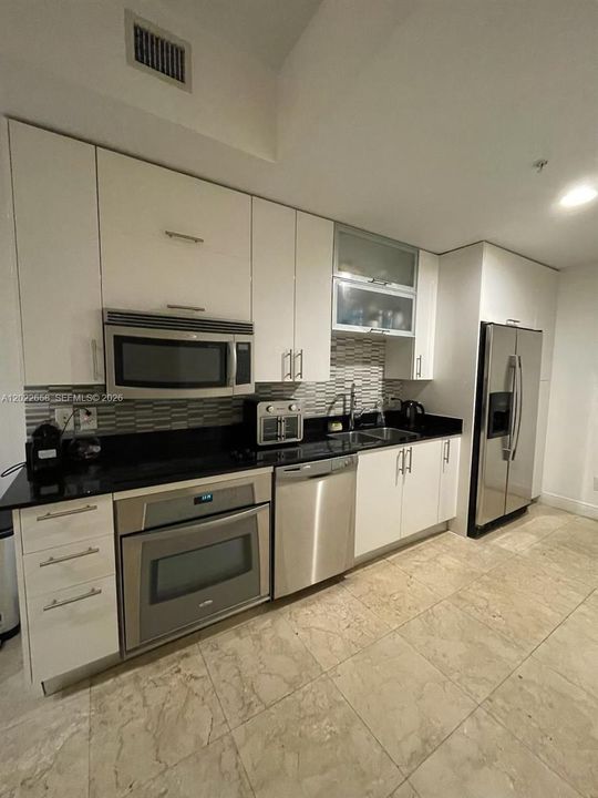 For Sale: $410,000 (1 beds, 1 baths, 785 Square Feet)