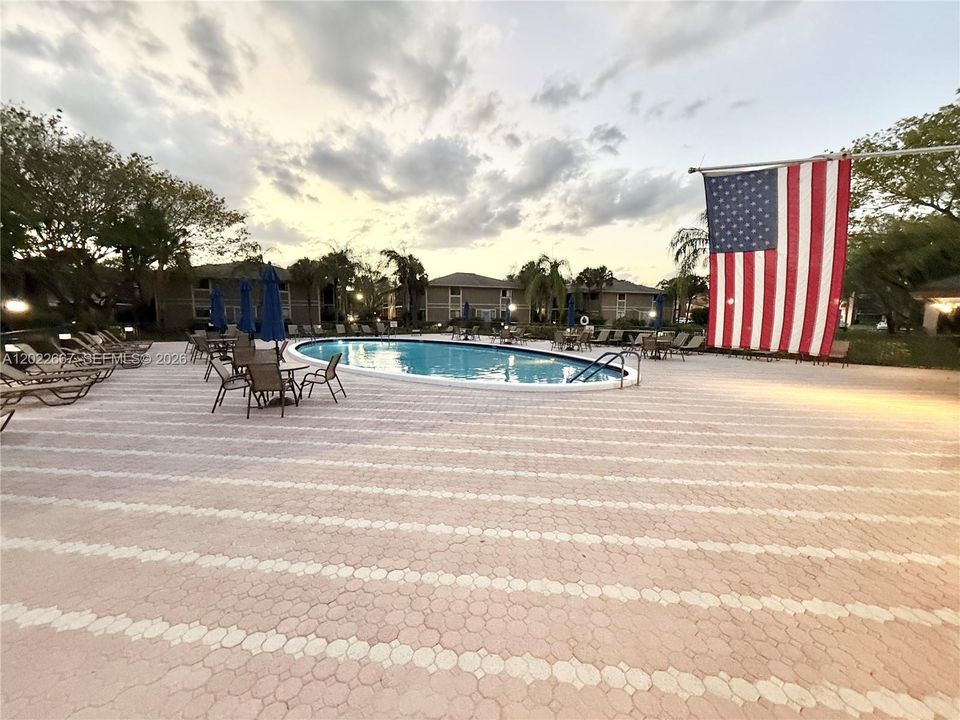 For Sale: $139,900 (2 beds, 1 baths, 827 Square Feet)