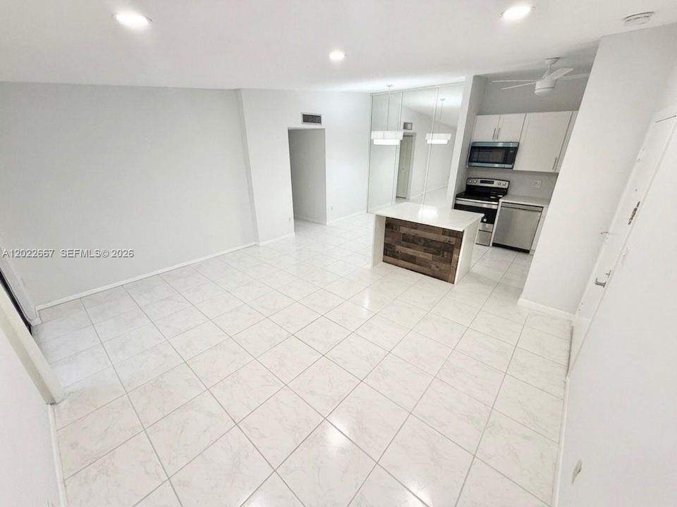 For Sale: $139,900 (2 beds, 1 baths, 827 Square Feet)