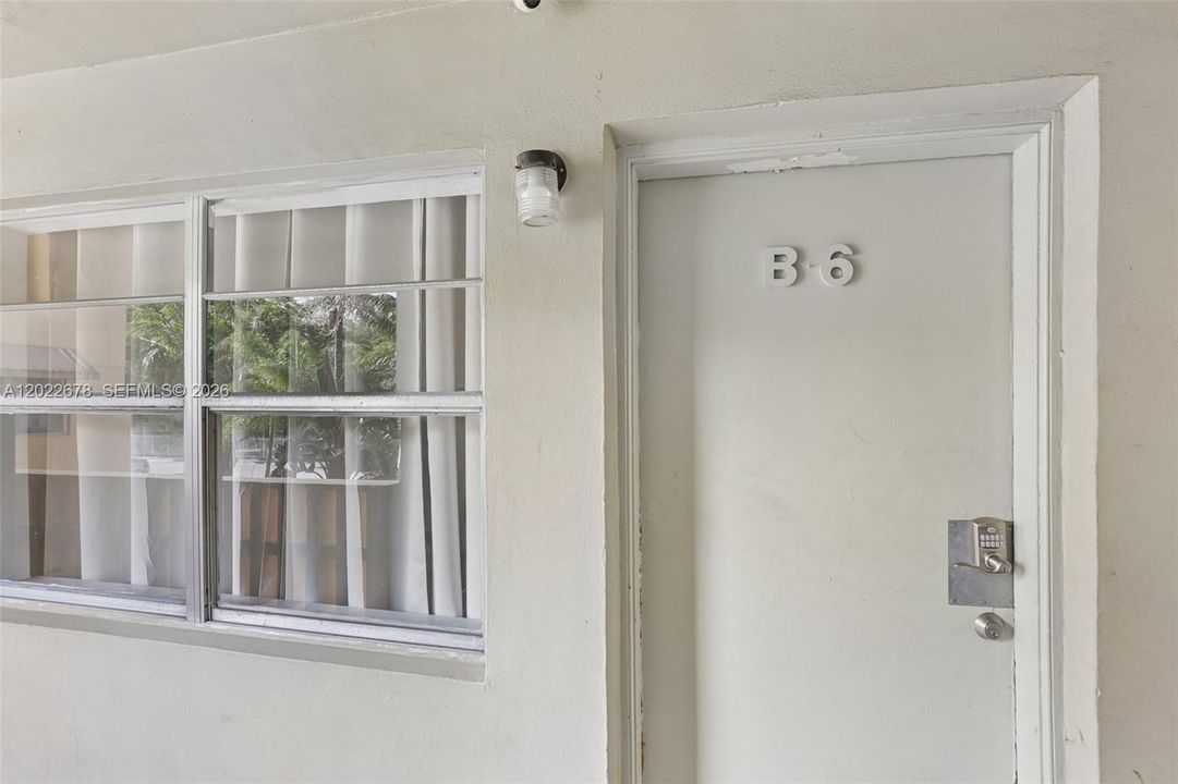 For Sale: $185,000 (1 beds, 1 baths, 700 Square Feet)