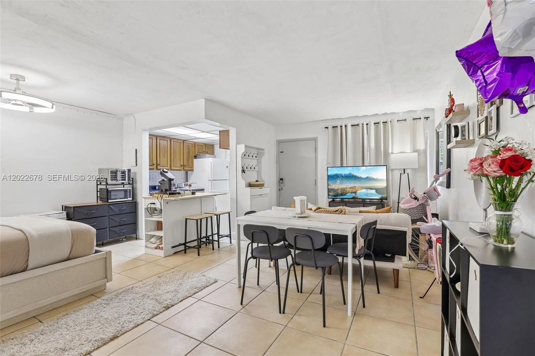 For Sale: $185,000 (1 beds, 1 baths, 700 Square Feet)