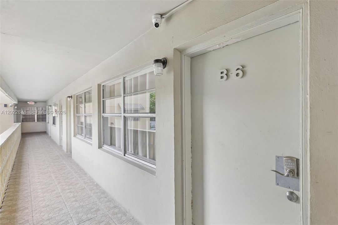 For Sale: $185,000 (1 beds, 1 baths, 700 Square Feet)