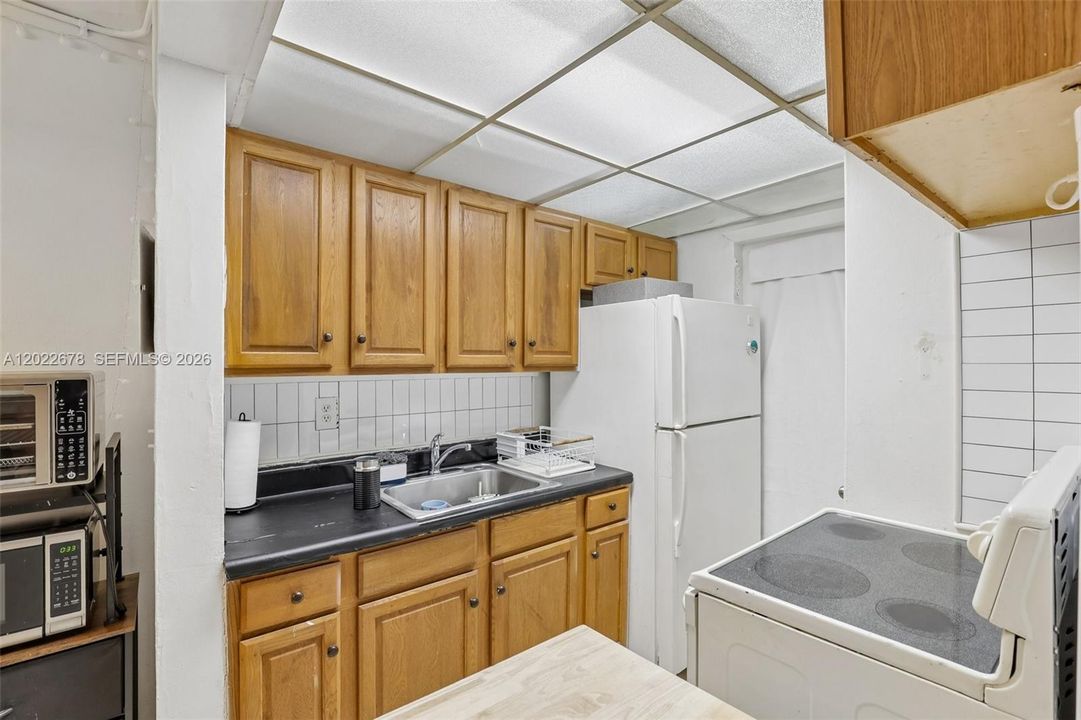 For Sale: $185,000 (1 beds, 1 baths, 700 Square Feet)