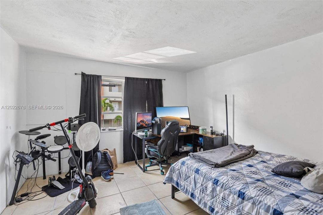 For Sale: $185,000 (1 beds, 1 baths, 700 Square Feet)