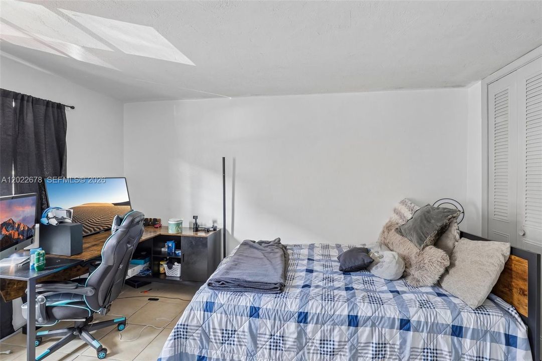 For Sale: $185,000 (1 beds, 1 baths, 700 Square Feet)