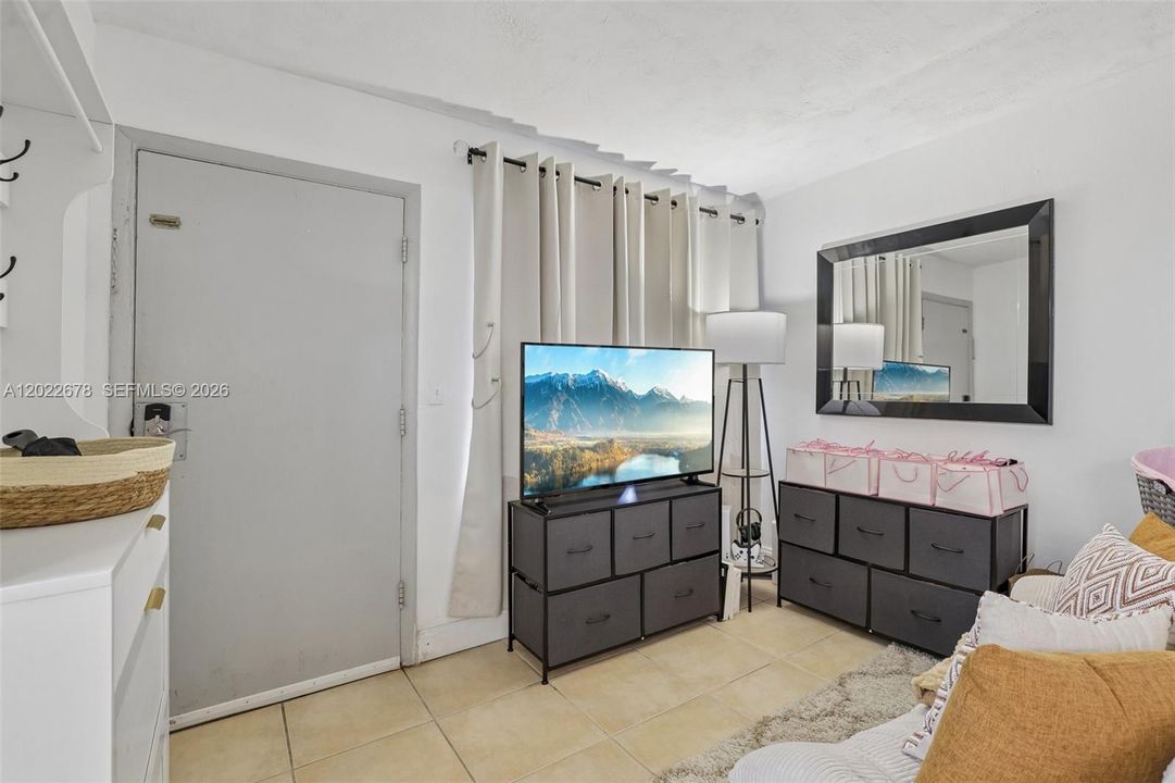 For Sale: $185,000 (1 beds, 1 baths, 700 Square Feet)