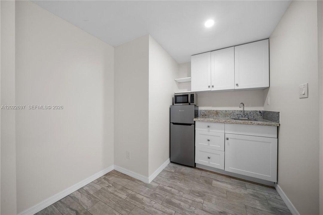 For Rent: $1,500 (0 beds, 1 baths, 290 Square Feet)