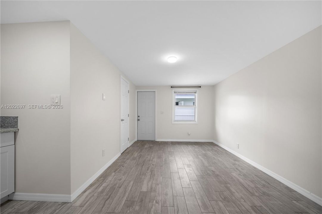 For Rent: $1,500 (0 beds, 1 baths, 290 Square Feet)