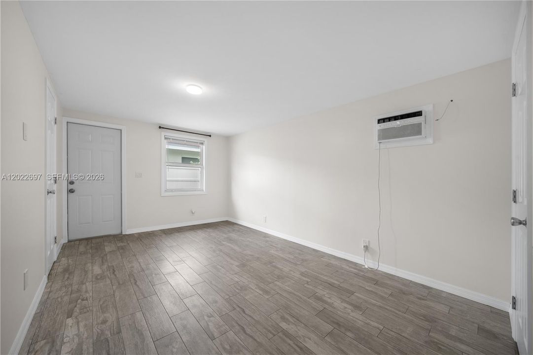 For Rent: $1,500 (0 beds, 1 baths, 290 Square Feet)