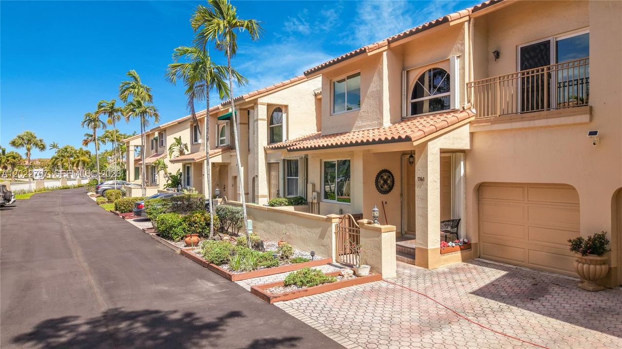 На продажу: $598,000 (3 спален, 2 ванн, 2106 Квадратных фут)