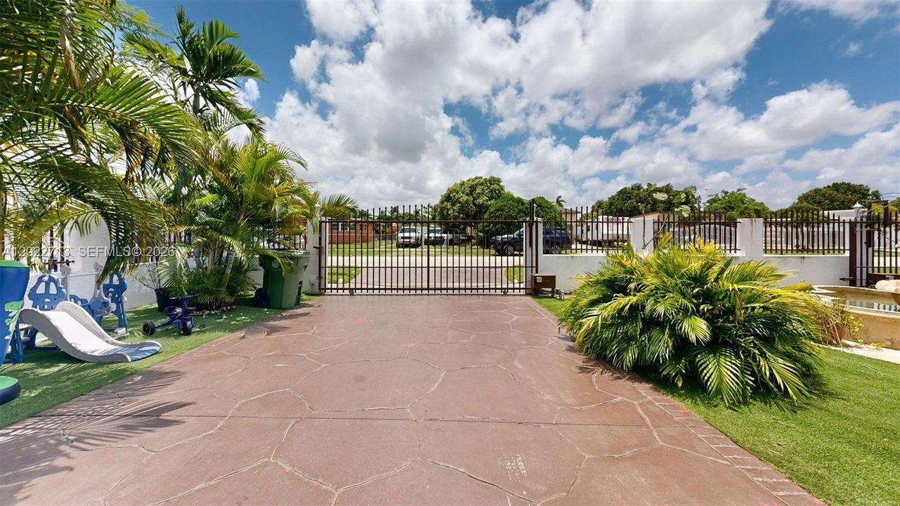 For Sale: $950,000 (3 beds, 2 baths, 2345 Square Feet)