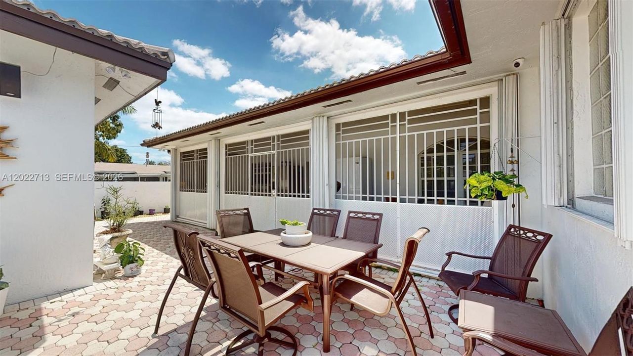 For Sale: $950,000 (3 beds, 2 baths, 2345 Square Feet)