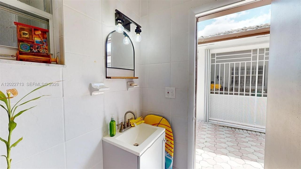 For Sale: $950,000 (3 beds, 2 baths, 2345 Square Feet)