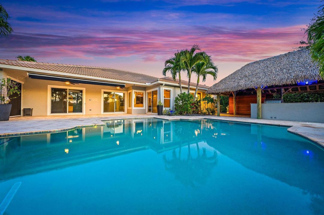 Pool & Tiki Hut
