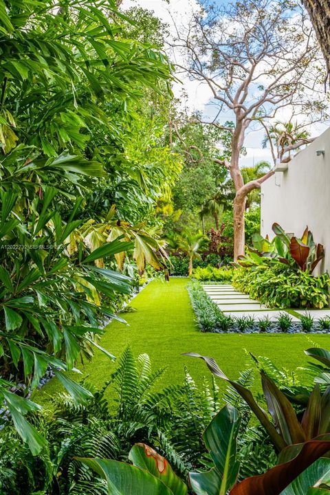 For Sale: $6,495,000 (6 beds, 6 baths, 5349 Square Feet)