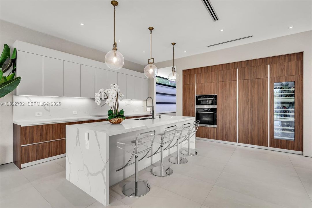 For Sale: $6,495,000 (6 beds, 6 baths, 5349 Square Feet)