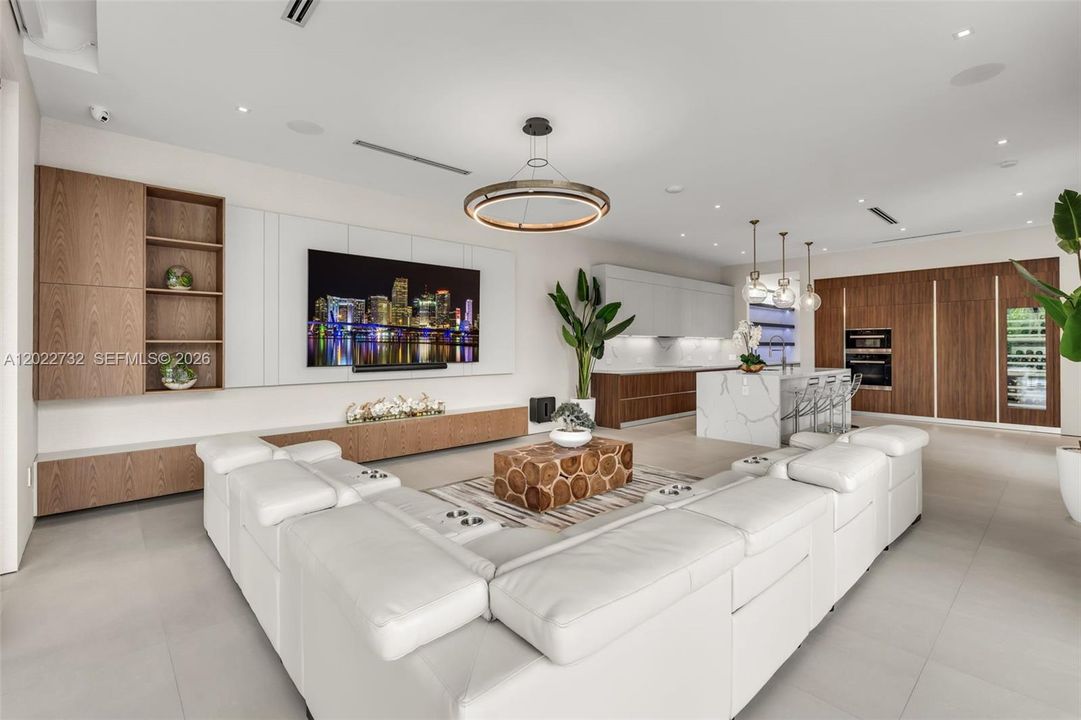 For Sale: $6,495,000 (6 beds, 6 baths, 5349 Square Feet)