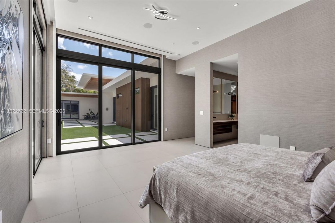 For Sale: $6,495,000 (6 beds, 6 baths, 5349 Square Feet)