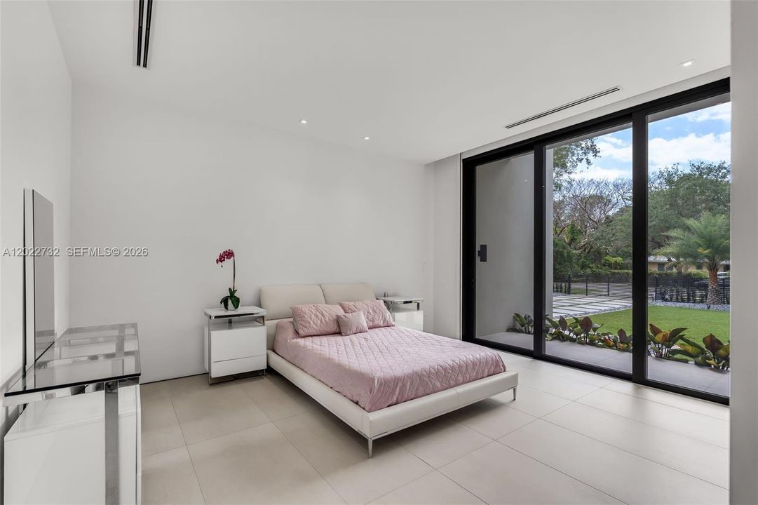 For Sale: $6,495,000 (6 beds, 6 baths, 5349 Square Feet)