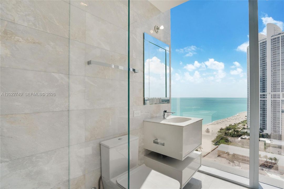 4th nd Bath looking the ocean