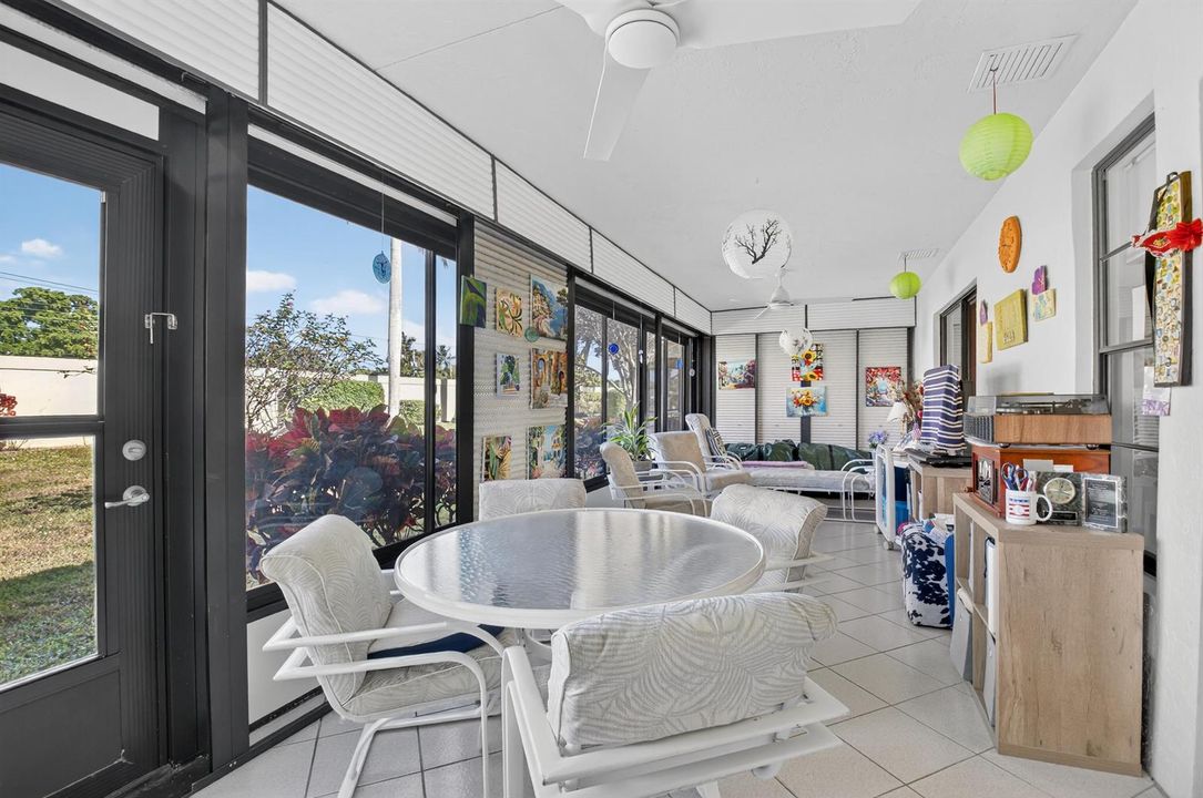 Spacious BONUS Florida Room
