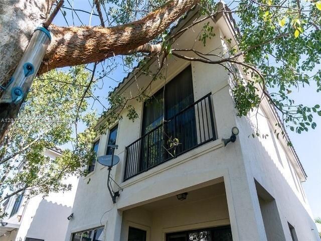 For Rent: $3,950 (3 beds, 3 baths, 2025 Square Feet)