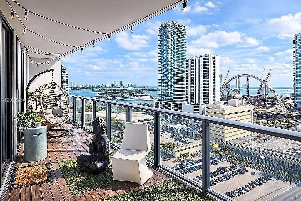For Sale: $529,000 (2 beds, 2 baths, 878 Square Feet)