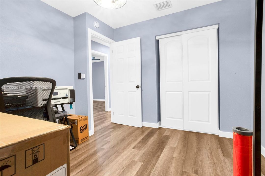 Comfortable family and dining space, ideal for daily enjoyment.