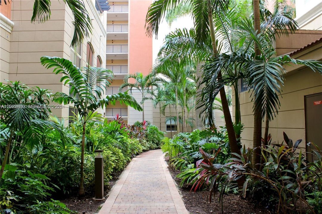 For Sale: $469,900 (2 beds, 2 baths, 1024 Square Feet)