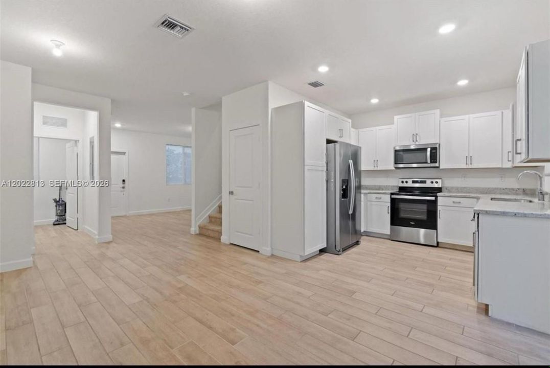 На продажу: $359,900 (3 спален, 2 ванн, 1302 Квадратных фут)