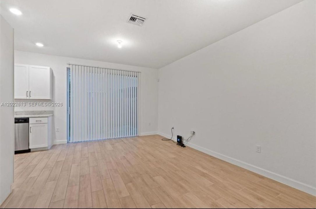 На продажу: $359,900 (3 спален, 2 ванн, 1302 Квадратных фут)