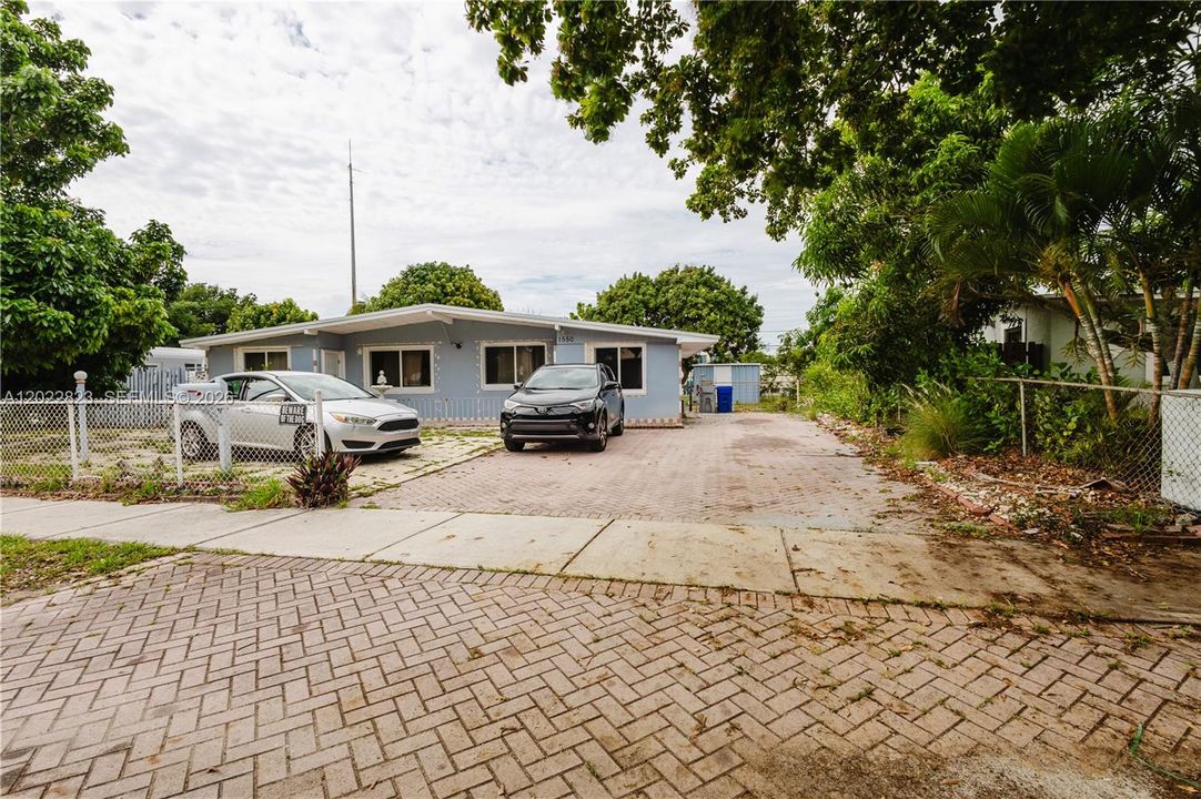 For Rent: $1,300 (1 beds, 1 baths, 1198 Square Feet)