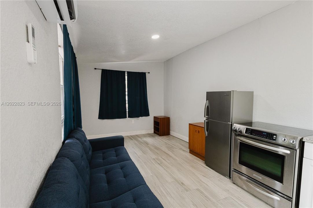 For Rent: $1,300 (1 beds, 1 baths, 1198 Square Feet)