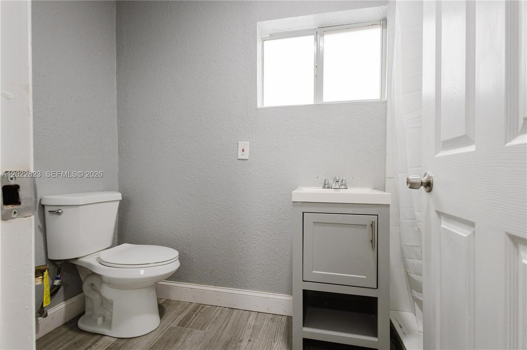 For Rent: $1,300 (1 beds, 1 baths, 1198 Square Feet)